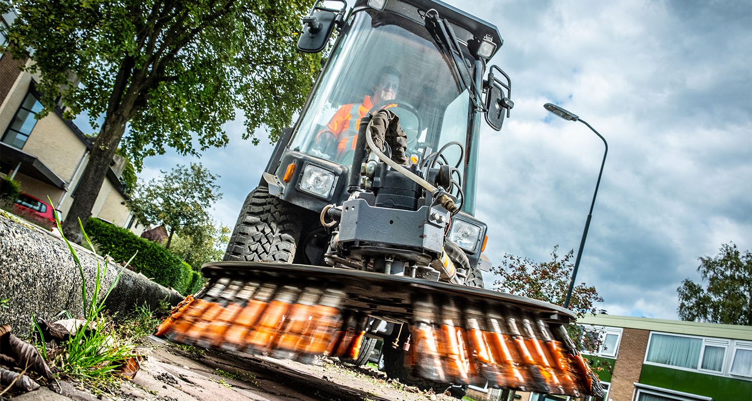 Machinist veegwagen aan het werk.