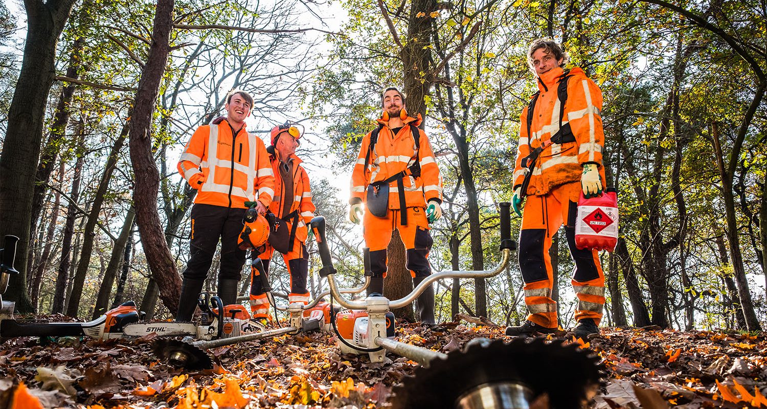 Medewerkers aan het werk in de groenvoorziening.